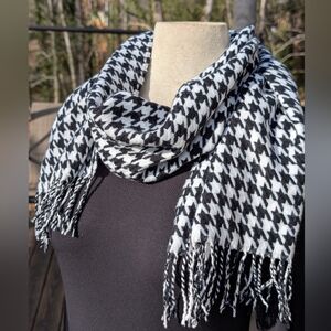 B&W Houndstooth Soft Knit Scarf
